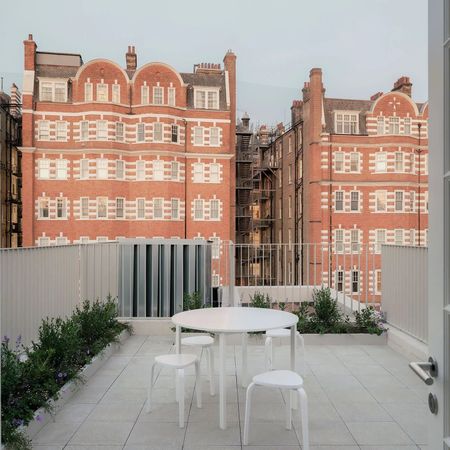 Modern one-bedroom flat with balcony in prime location - Photo 3