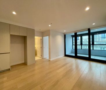 Modern 2-Bedroom, 2-Bathroom Apartment in Prime Docklands Location - Photo 4