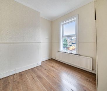 4 bedroom end of terrace house to rent - Photo 3