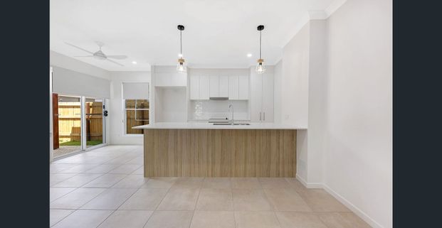 Walk into this Semi/Detached family home! - Photo 1