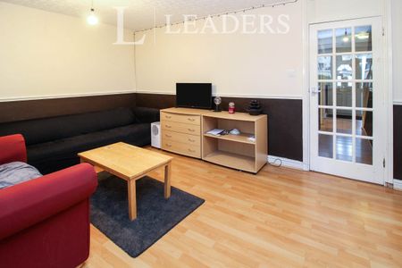 3 bedroom property to rent Kennedy Square, Leamington Spa, CV32 - Photo 2