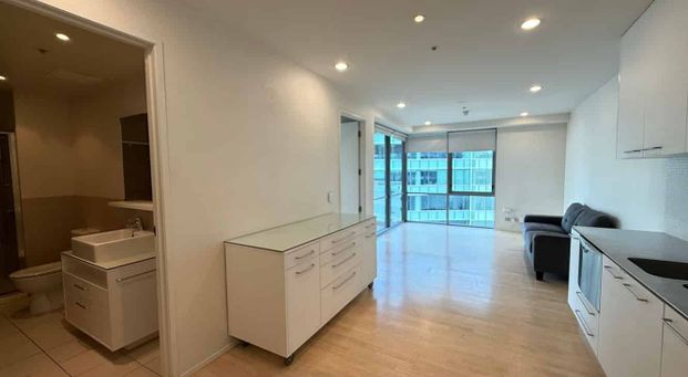 Spacious 1-Bedroom with Stunning Harbour Views - Photo 1