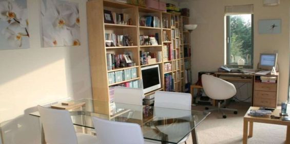 A modern first floor one bedroom apartment convenient for the railway station and city centre. - Photo 3