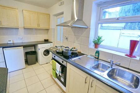 4 Bed Semi-Detached House, Wallness Lane, M6 - Photo 5