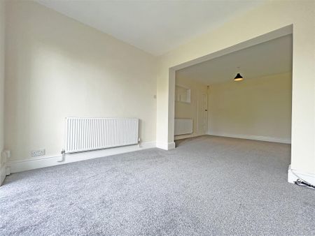 3 bedroom Semi-detached house to rent - Photo 3