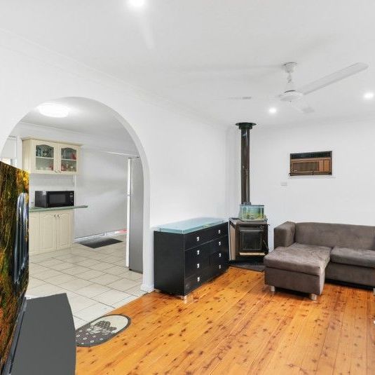 3 Bedroom home with split system air conditioning and modern kitchen! - Photo 1