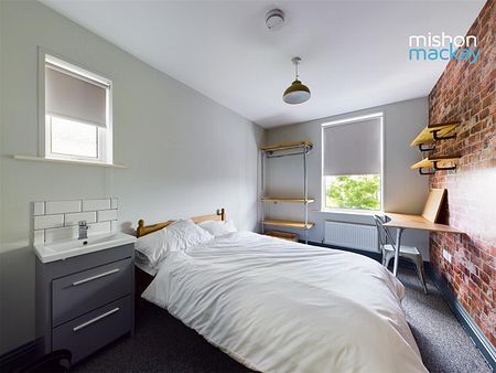 Fantastic six double bedroom HMO maisonette. Located in a popular residential area with Preston Park train station being moments away. Offered to let furnished. Available 21st August 2024. - Photo 3