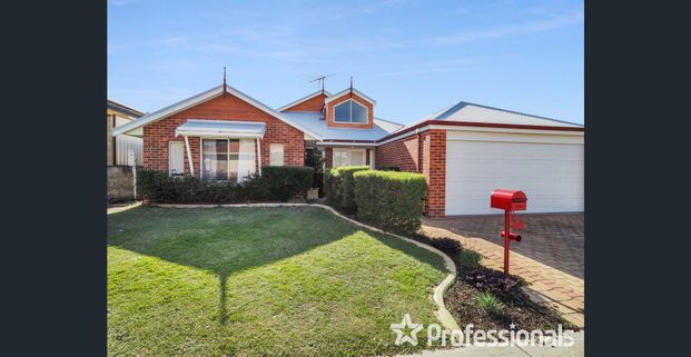 Magnificent Two-Storey Home in Sought-After Currambine - Photo 1