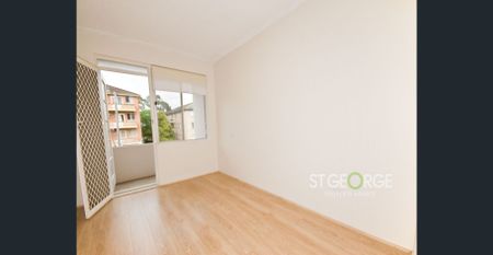 Ultra Convenient Two-Bedroom Apartment - Photo 4