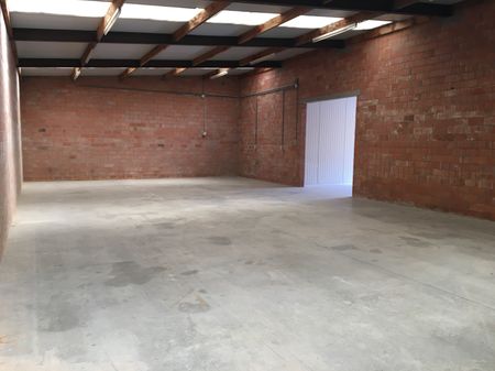 Een magazijn voor opslag in het centrum van Sinaai! - Foto 4