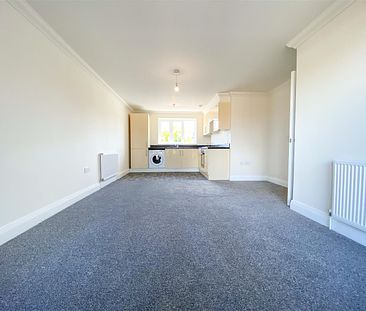 Riverside Place, Wickford - Photo 4