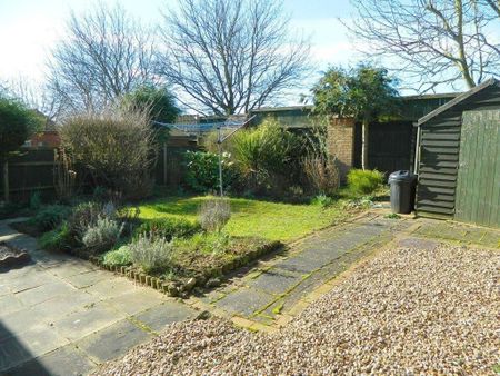 2 bedroom semi-detached bungalow to rent - Photo 3