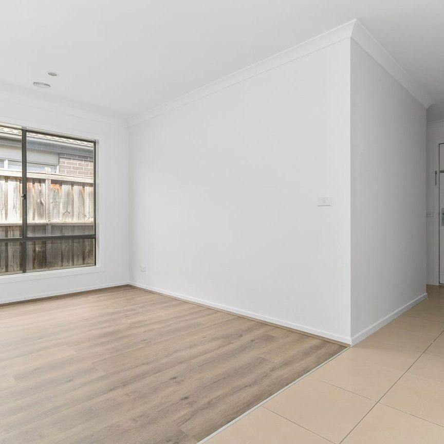Stylish & Spacious Family Living in Prime Cranbourne North Location! - Photo 1