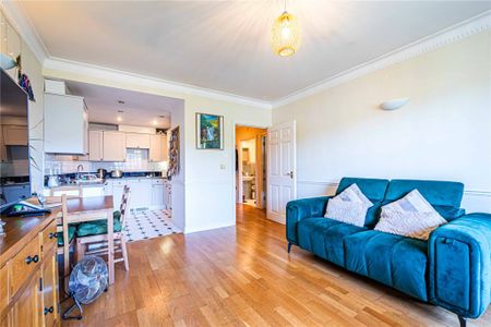 1 bed Upper Floor Flat for rent - Photo 2