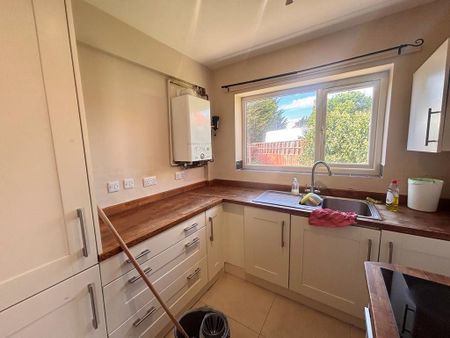 3 bedroom semi-detached house to rent - Photo 4
