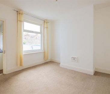 3 bed House - Mid Terrace To Let - Photo 3