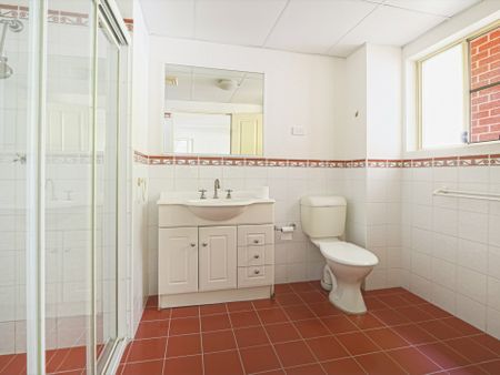 Villa-Style Dwelling with Private Entrance - Photo 4