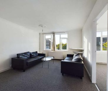 B North Parade, Chessington, Surrey, KT9 - Photo 5