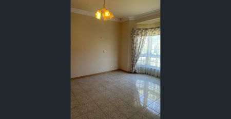 Large family home on enormous allotment of 5,300m2 - Photo 2