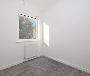 3 bedroom flat to rent - Photo 4