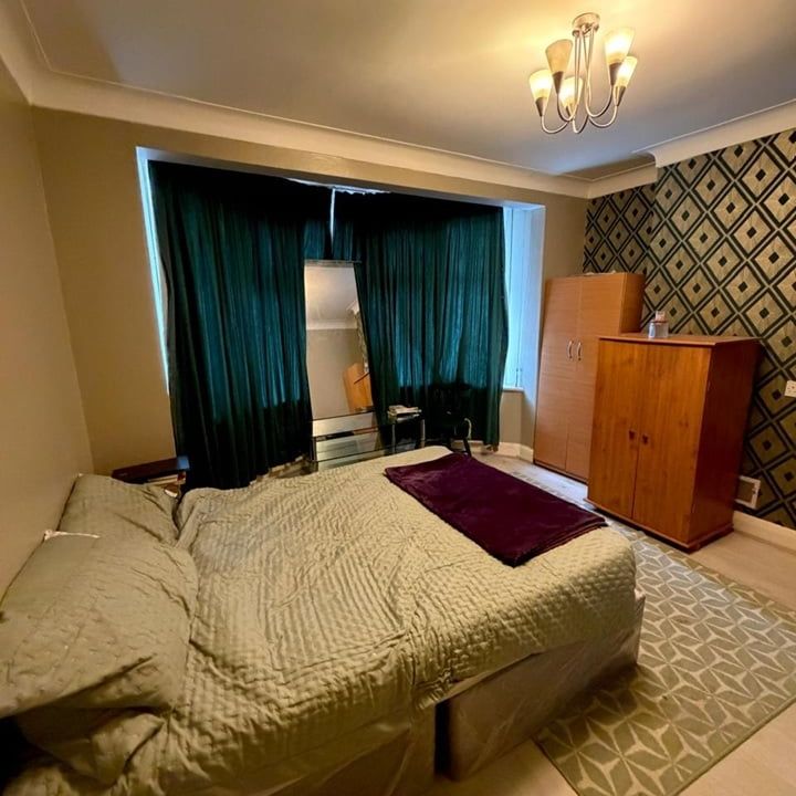 4 Bed Detached House, Royston Gardens, IG1 - Photo 2