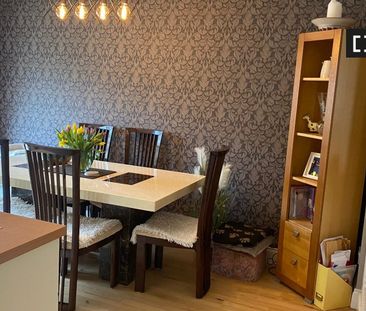 Stylish room in 5-bedroom apartment in Sandyford, Dublin - Photo 3