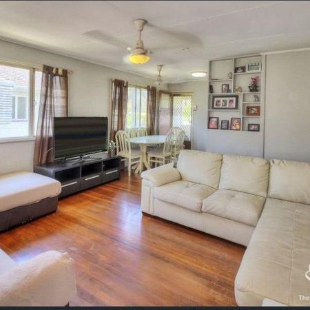 Convenient 4-Bedroom House in Prime Location - Photo 4