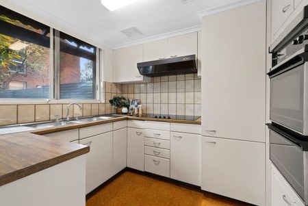 Bright & Sunny Two bedroom Townhouse with Double lockup garage - Photo 5