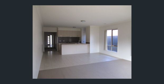 WALKING DISTANCE TO TRAIN STATION AND SHOPPING CENTRE - Photo 1