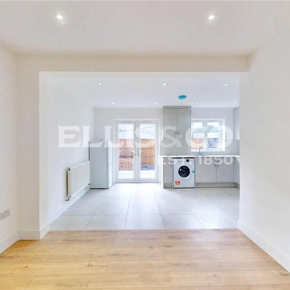 4 bedroom end of terrace house to rent - Photo 1