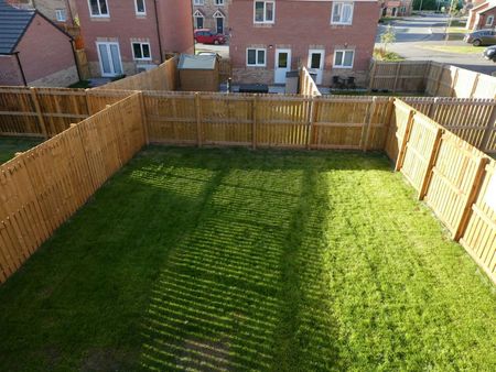 Semi-detached house to rent on - Photo 4