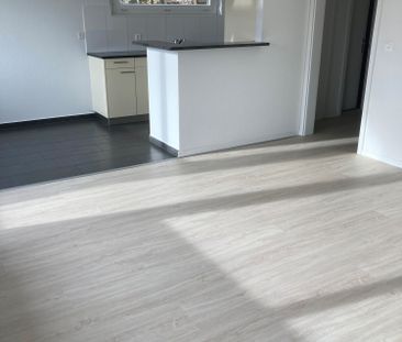Moderne, helle 3.5-Zimmer-Wohnung mit Balkon in Biel (Bözingen) - Photo 3