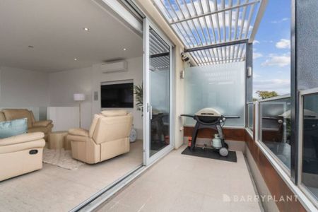 FULLY FURNISHED - 100m to Beach with Bay Views - Photo 2