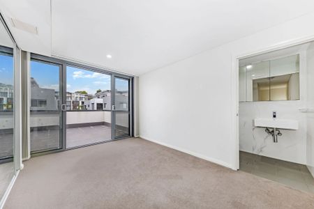 Penthouse-Style Apartment Minutes' To Trains - Photo 2