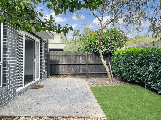 STUNNING 3 BEDROOM TOWNHOUSE IN A PRIME LOCATION - Photo 1