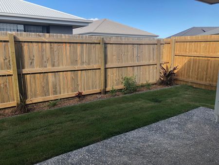 Spacious 4 bedroom + study home with air conditioning - Photo 4