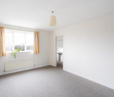 2 Bed Flat - Photo 3