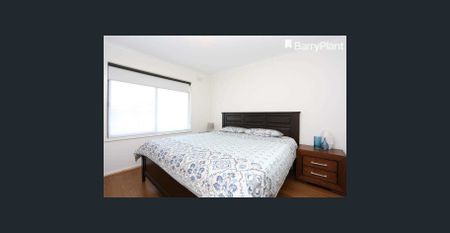 FAMILY HOME IN GREAT LOCATION! - Photo 3