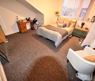 4 bedroom House in Cardigan Lane, Leeds - Photo 3