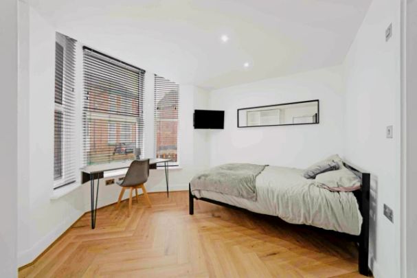 6 Beds 6 Baths - Photo 1