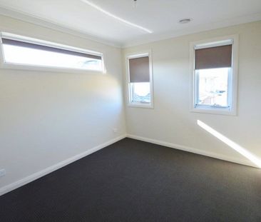 IMPRESSIVE TOWNHOUSE IN MOUNT WAVERLEY SCHOOL ZONE (STSA) - Photo 3
