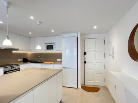 Nuevo a estrenar, apto soleado, 3 dormitorios, 2 baños, semi amueblado, posibilidad de parking, zona calle Industria Palma. - Photo 4