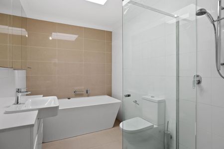 Townhouse Style One Bedroom in Whisper Quiet Street + Secure Parking - Photo 4