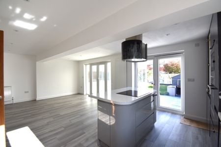 4 bedroom semi-detached bungalow to rent - Photo 2