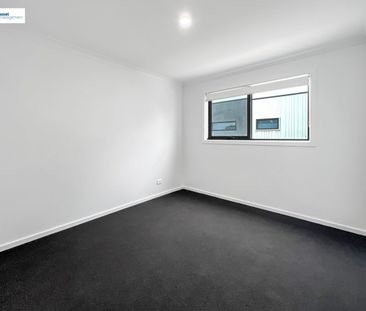 Brand New & Spacious 4-Bedroom Townhouse in Cranbourne - Photo 3