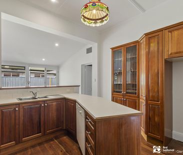 Beachside character home in sought after location! - Photo 6