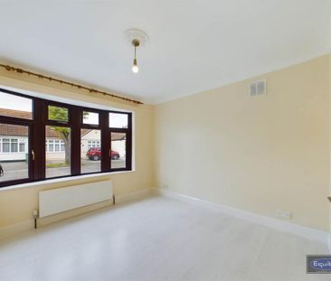 5 bedroom semi-detached bungalow to rent - Photo 3