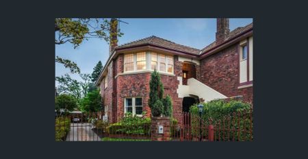 Period Hawthorn Grace with private yard - Photo 3