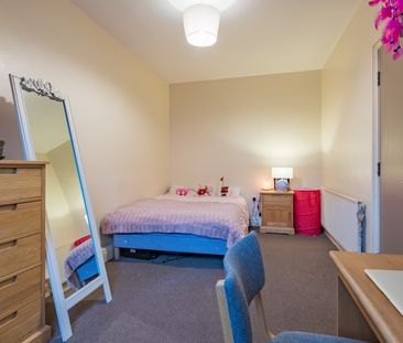 Burchett Place, Leeds - Photo 1