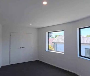 Luxury 3-Bedroom, 3-Bathroom Townhouse in Prime New Lynn Location - Photo 3